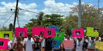 AMAGAN CON BLOQUEO: Protestan en Chiquilá por arresto de mujer acusada de extorsión