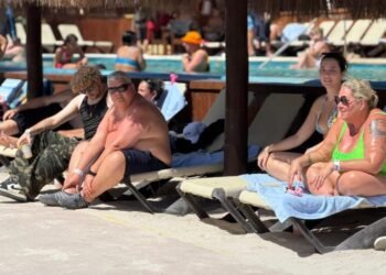 MAHAHUAL: Protestan turistas por altos cobros en clubes de playa