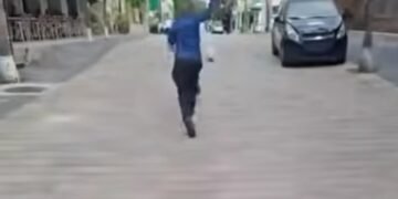 “VENÍA A BUSCAR A MI ESPOSA”: Persigue automovilista con machete a taxista en PDC (VIDEO)