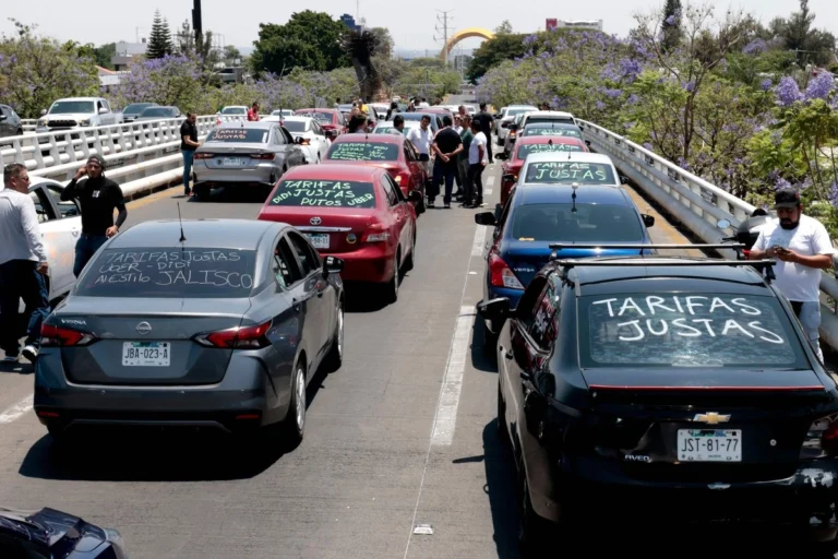 Conductores paralizan accesos clave en Jalisco ante explotación de plataformas digitales