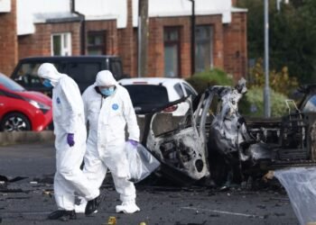 Detonación de coche bomba frente a comisaría en Irlanda del Norte amenaza estabilidad regional