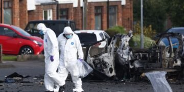 Detonación de coche bomba frente a comisaría en Irlanda del Norte amenaza estabilidad regional