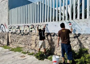 JUSTICIA CÍVICA: Reparan grafiteros daños en espacios públicos de Isla Mujeres