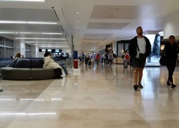 NO REPUNTA TURISMO: Registra aeropuerto de Cancún 152 mil pasajeros menos en lo que va del 2026