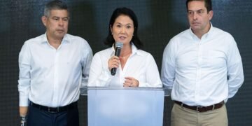 Keiko Fujimori y López Aliaga encabezan el escrutinio presidencial en Perú