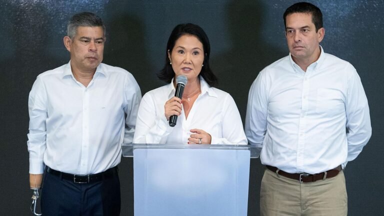Keiko Fujimori y López Aliaga encabezan el escrutinio presidencial en Perú