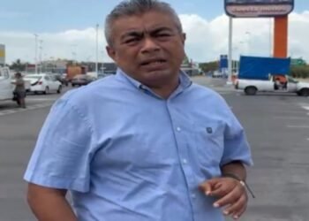 Exige regidor reparación urgente de calles dañadas en Palmas I y Villas del Sol (VIDEO)