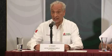 Pemex admite negligencia en derrame del Golfo y cesa a directivos clave