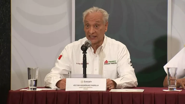 Pemex admite negligencia en derrame del Golfo y cesa a directivos clave