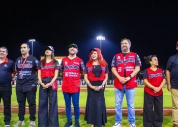 Repudio social contra Layda Sansores marca inicio de la temporada de beisbol en Campeche