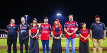 Repudio social contra Layda Sansores marca inicio de la temporada de beisbol en Campeche
