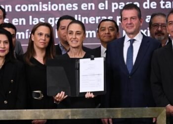 Sheinbaum reduce costos de gasolina mediante acuerdo bancario estratégico