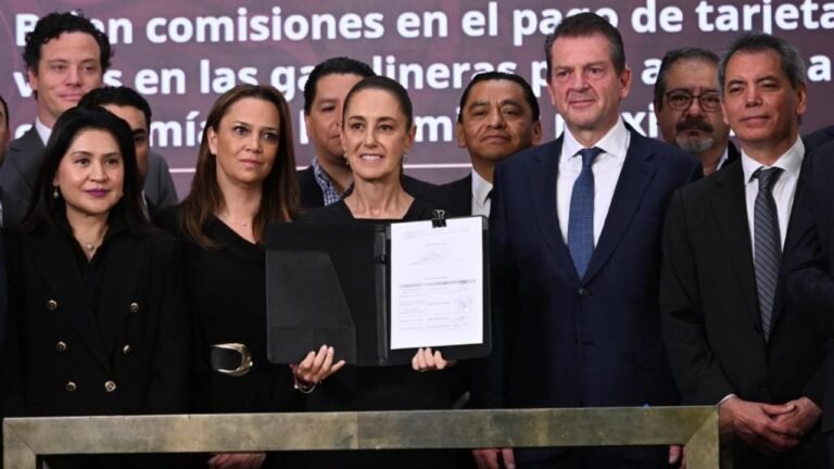 Sheinbaum reduce costos de gasolina mediante acuerdo bancario estratégico