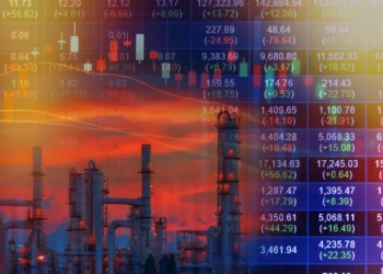 Tensión en el estrecho de Ormuz dispara precios del crudo y mercados