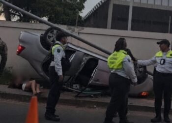 VARIOS HERIDOS: Se vuelca camioneta frente a la Marina en Chetumal