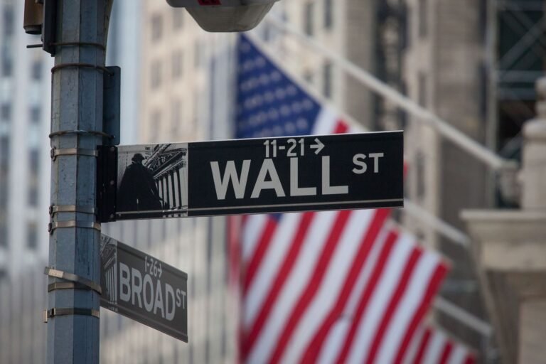 Volatilidad en Wall Street y crudo sobre 100 dólares por parálisis en Ormuz