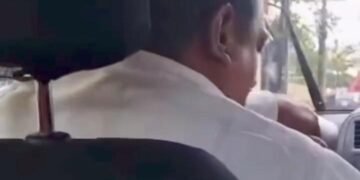 Exhiben a taxista de Playa del Carmen por retener a turista y exigir pago mayor