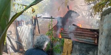 PÉRDIDA TOTAL: Incendio consume vivienda de adulto mayor en Chetumal