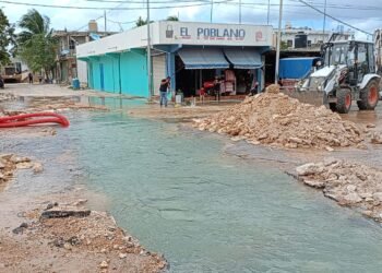 FUGA EN OBRA: Rompen tubería y desperdician cientos de litros de agua en Playa del Carmen 3 FUGA EN OBRA: Rompen tubería y desperdician cientos de litros de agua en Playa del Carmen