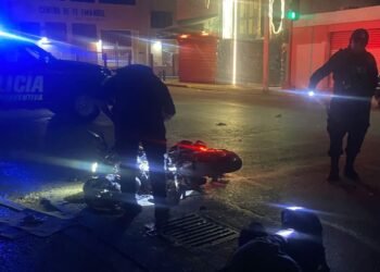 Pierde la vida motociclista tras chocar contra poste de videovigilancia en Cancún