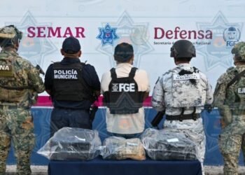 Aseguran paquetes con presunta droga en playa frente al Royalton Riviera Cancún