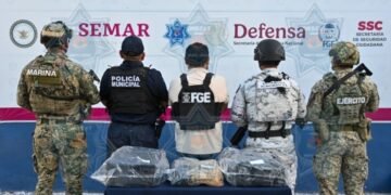 Aseguran paquetes con presunta droga en playa frente al Royalton Riviera Cancún