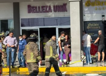 Sofocan incendio en una plaza comercial en la SM 39 de Cancún
