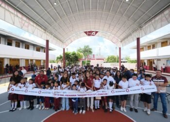Entrega Mara  domo en primaria de la Sm 256