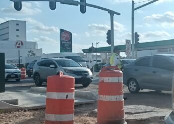 AHORCAN LA 135: Caos vial por cierre de carriles en Cancún