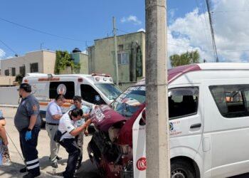 Deja 14 lesionados choque entre combis en Cancún