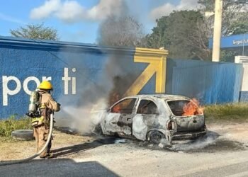 Se incendia vehículo cerca de instalaciones de Gas Zeta en Chetumal