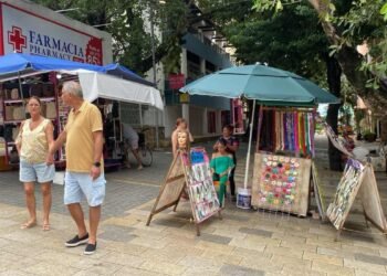 ORDENAMIENTO URBANO: Darán de baja hasta mil 800 permisos de ambulantes en Playa del Carmen