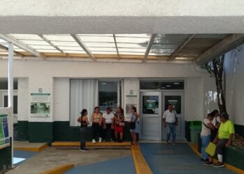 Madre acusa falta de atención a su hijo en urgencias del IMSS de Cancún