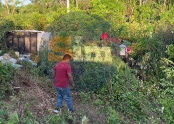 Volcadura en la 307 y choque con camión gasero dejan tres lesionados