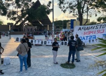 Exigen colectivos justicia por normalistas de Ayotzinapa y desaparecidos en QR