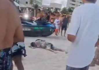 Embiste moto acuática a bañistas en playa de Cancún; hay cinco lesionados