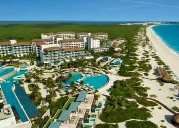 Muere turista tras caer en alberca de hotel en Isla Mujeres