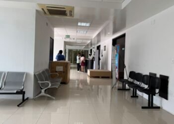 Trasladan a mujer en labor de parto a clínica particular por falta de personal en hospital de FCP