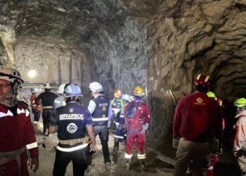 Rescatan con vida a segundo minero atrapado durante 13 días en mina de Sinaloa