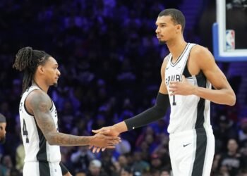 Dónde ver Spurs contra 76ers en San Antonio: choque de titanes por la jerarquía y la supervivencia