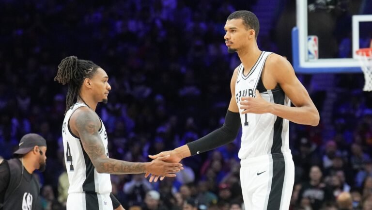 Dónde ver Spurs contra 76ers en San Antonio: choque de titanes por la jerarquía y la supervivencia