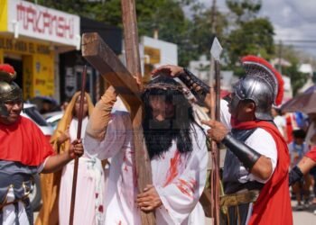 VIERNES SANTO: Se desborda el fervor religioso con los viacrucis