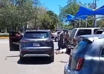 Asesinan a hombre en estacionamiento de Walmart en Chetumal