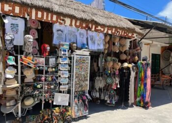 TULUM: Cierre de locales y baja actividad golpean plaza artesanal