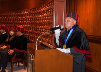 DOCTOR HONORIS CAUSA: Recibe Erik Borges reconocimiento y desata críticas en redes