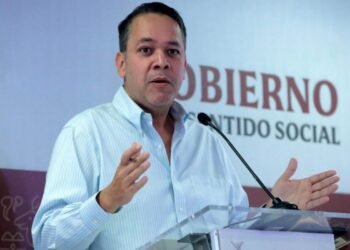 Enrique Díaz Vega, ex secretario de Finanzas de Sinaloa, se entrega a autoridades judiciales de EU