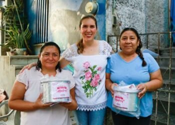 Atenea Gómez recorre colonias de Isla Mujeres para celebrar a las mamás