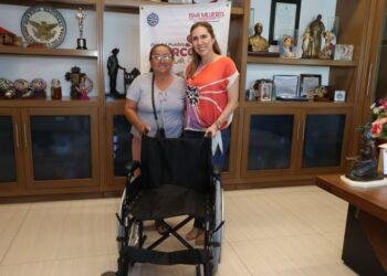 “MIÉRCOLES CON LA GENTE”: Atiende Atenea Gómez de manera directa a familias isleñas