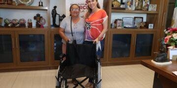 “MIÉRCOLES CON LA GENTE”: Atiende Atenea Gómez de manera directa a familias isleñas