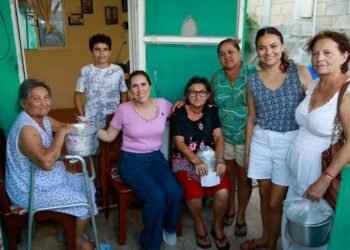 Continúa Atenea Gómez apapachando a las mamás de Isla Mujeres